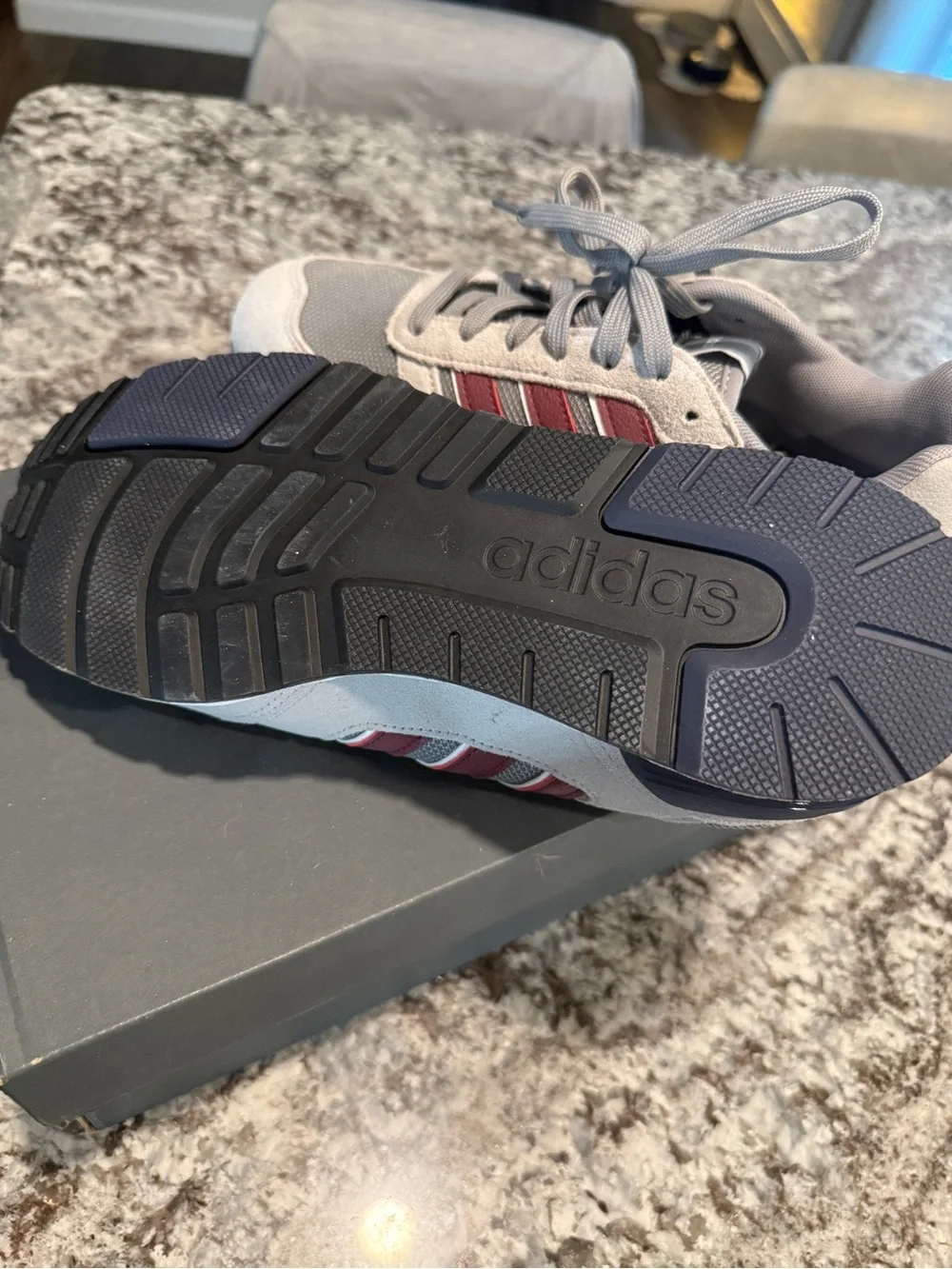 Men’s size 8 Adidas run 80s